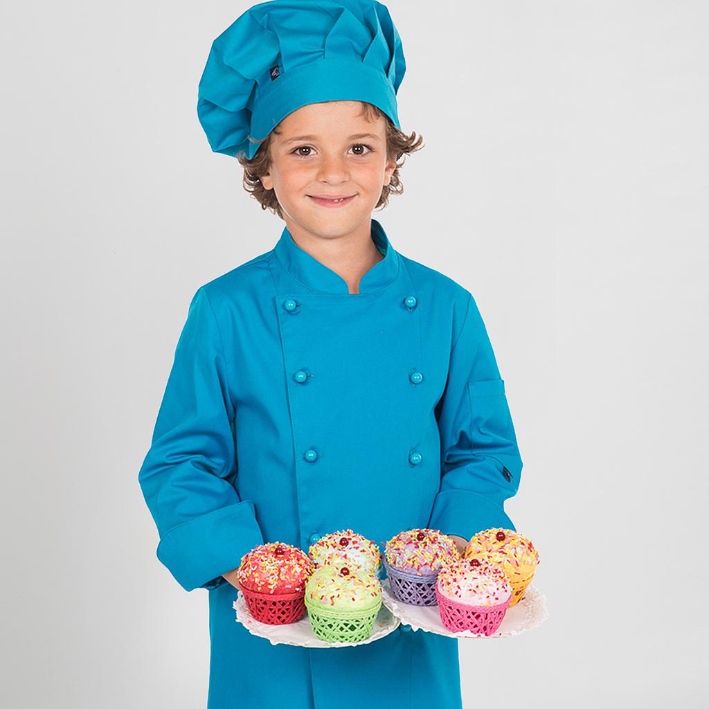 Cuoco cuoco bambino che indossa uniforme da cucina e cappello da